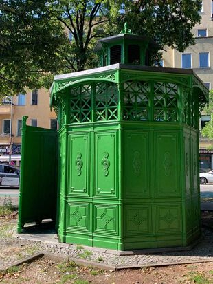 Grünes Pissoir Karl-Marx-Straße