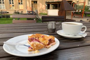 Kuchen im Hof Schloss Plaue