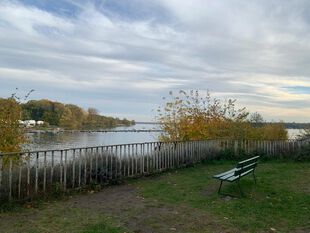 Sitzbank an der Havel vor Schloss Plaue