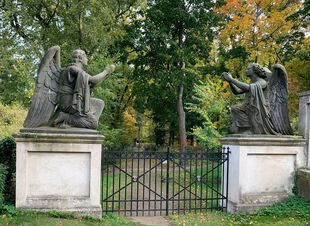 Engeltor Schlosspark Plaue - Friedhof